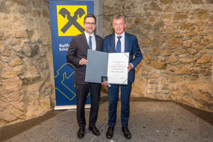Im Rahmen der Generalversammlung wurde Matthias Breidt (r.) von ÖRV-Generalsekretär Johannes Rehulka mit der Raiffeisen-Verdienstmedaille ausgezeichnet.