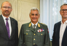 Reinhard Schwendtbauer und sein Stellvertreter Stefan Sandberger tauschten sich mit Dieter Muhr (Mitte) über die aktuelle Sicherheitslage aus.