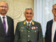 Reinhard Schwendtbauer und sein Stellvertreter Stefan Sandberger tauschten sich mit Dieter Muhr (Mitte) über die aktuelle Sicherheitslage aus.