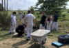 Schüler der HTL Salzburg packten mit an, um den neuen Beerengarten auf der Sonneninsel zu pflanzen.