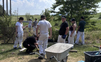 Schüler der HTL Salzburg packten mit an, um den neuen Beerengarten auf der Sonneninsel zu pflanzen.