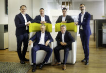 Strategische Zusammenlegung in Kärnten Die Vorstände der drei Raiffeisenbanken: Karl Schnögl, Mario Janko, Rene Gallopp, Martin Klabuschnig (stehend) sowie Christian Sajovitz und Gerhard Wolf (sitzend)
