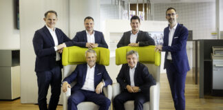 Die Vorstände der drei Raiffeisenbanken: Karl Schnögl, Mario Janko, Rene Gallopp, Martin Klabuschnig (stehend) sowie Christian Sajovitz und Gerhard Wolf (sitzend)
