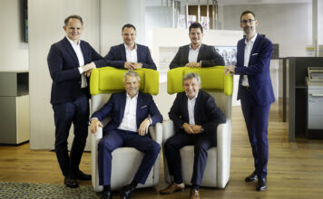 Die Vorstände der drei Raiffeisenbanken: Karl Schnögl, Mario Janko, Rene Gallopp, Martin Klabuschnig (stehend) sowie Christian Sajovitz und Gerhard Wolf (sitzend)