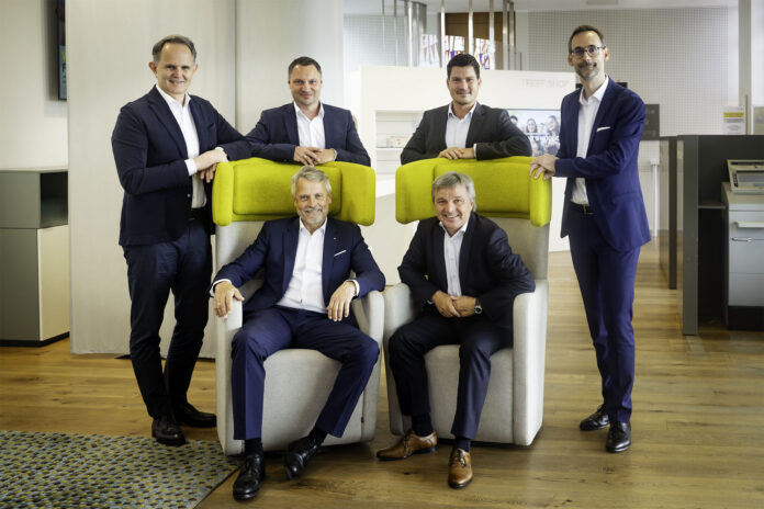 Die Vorstände der drei Raiffeisenbanken: Karl Schnögl, Mario Janko, Rene Gallopp, Martin Klabuschnig (stehend) sowie Christian Sajovitz und Gerhard Wolf (sitzend)