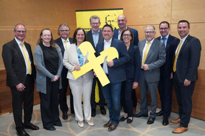 Werner Kraft, Dagmar Posch (Obfrau RK Ernstbrunn), Obmann-Stv. Thomas Stenitzer, Michaela Sommer (GL RK Ernstbrunn), Roland Mechtler, Rainer Kührer (GL RK Ernstbrunn), Leopold Rötzer (AR-Vors. RK Ernstbrunn), AR-Vors. Brigitte Schuckert, Otto Weichselbaum, Revisor Robert Thenhalter und Daniel Fröschl