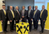 Erfreuliches Ergebnis für RB Wr. Neustadt-Schneebergland Die Geschäftsleiter Meletios Kujumtzoglu und Manfred Dopler, Aufsichtsratsvorsitzender Werner Kohlberger, Generaldirektor-Stv. Reinhard Karl, Revisor Robert Thenhalter, Obmann Martin Scherz und Geschäftsleiter Gerhard Gabriel