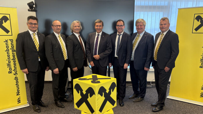 Die Geschäftsleiter Meletios Kujumtzoglu und Manfred Dopler, Aufsichtsratsvorsitzender Werner Kohlberger, Generaldirektor-Stv. Reinhard Karl, Revisor Robert Thenhalter, Obmann Martin Scherz und Geschäftsleiter Gerhard Gabriel