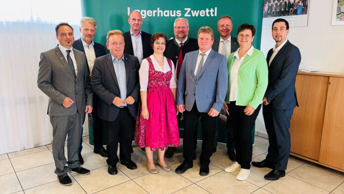 LH-Geschäftsführer Wolfgang Häusler, Werner Zumpf (RWA), AR-Vorsitzender Franz Mold, Alexander Pilarski (RWA), Margit Stummer (Gebietsbäuerin Gföhl), Michael Göschelbauer, Obmann Erich Fuchs, LH-Geschäftsführer Wolfgang Gwiß, Renate Braunsteiner (Bezirksbäuerin Zwettl) und Stefan Jachs (RRV NÖ-Wien)