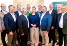 Neues Lagerhaus für das Obere Waldviertel Johannes Schuster (Vorstandsvorsitzender RWA), Rudolf Schwarz (Prokurist LH Waidhofen/Thaya), David Wondra (Geschäftsführer LH Gmünd-Vitis), Hermann Lauter (Obmann LH Gmünd-Vitis), Thomas Steiner (Obmann-Stv. LH Gmünd-Vitis), Bundesrätin Viktoria Hutter (AR-Vorsitzende-Stv. LH Waidhofen/Thaya), Günther Hiermann (Geschäftsführer LH Waidhofen/Thaya), Albin Haidl (Obmann LH Waidhofen/Thaya), Alexander Pilarski (Vorstand RWA), Walter Götzl (RWA) und Günter Zaiser (Geschäftsführer LH Gmünd-Vitis)
