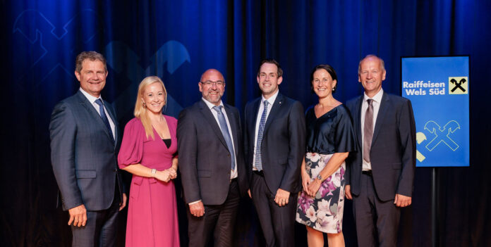 Obmann Andreas Gassl, Moderatorin Sabine Kronberger, die Geschäftsleiter Manfred Petermair und Matthias Kohrgruber, Jennifer Radner (RLB OÖ) und AR-Vorsitzender Leopold Keferböck