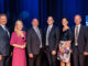Obmann Andreas Gassl, Moderatorin Sabine Kronberger, die Geschäftsleiter Manfred Petermair und Matthias Kohrgruber, Jennifer Radner (RLB OÖ) und AR-Vorsitzender Leopold Keferböck