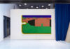 Pistolen, Fichten und ein Fußballfeld Raumansicht; Matthias Noggler, Ohne Titel, 2025.