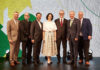 Lagerhaus-Verbund rückt näher zusammen bmann des Raiffeisenverbandes Salzburg (RVS) Erich Zauner, Geschäftsführer der Raiffeisen Lagerhaus Salzburg GmbH (RLS) Martin Schiller, RWA-Vorstandsmitglied Christoph Metzker, Mitglied der RVS-Geschäftsleitung Anna Doblhofer-Bachleitner, RWA-Vorstandsvorsitzender Johannes Schuster, Raiffeisen-Generalanwalt Erwin Tinhof und RWA-Aufsichtsratsvorsitzender Michael Göschelbauer