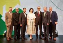 bmann des Raiffeisenverbandes Salzburg (RVS) Erich Zauner, Geschäftsführer der Raiffeisen Lagerhaus Salzburg GmbH (RLS) Martin Schiller, RWA-Vorstandsmitglied Christoph Metzker, Mitglied der RVS-Geschäftsleitung Anna Doblhofer-Bachleitner, RWA-Vorstandsvorsitzender Johannes Schuster, Raiffeisen-Generalanwalt Erwin Tinhof und RWA-Aufsichtsratsvorsitzender Michael Göschelbauer