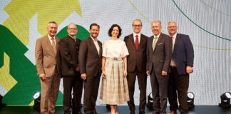 bmann des Raiffeisenverbandes Salzburg (RVS) Erich Zauner, Geschäftsführer der Raiffeisen Lagerhaus Salzburg GmbH (RLS) Martin Schiller, RWA-Vorstandsmitglied Christoph Metzker, Mitglied der RVS-Geschäftsleitung Anna Doblhofer-Bachleitner, RWA-Vorstandsvorsitzender Johannes Schuster, Raiffeisen-Generalanwalt Erwin Tinhof und RWA-Aufsichtsratsvorsitzender Michael Göschelbauer