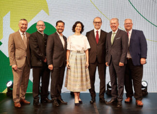 bmann des Raiffeisenverbandes Salzburg (RVS) Erich Zauner, Geschäftsführer der Raiffeisen Lagerhaus Salzburg GmbH (RLS) Martin Schiller, RWA-Vorstandsmitglied Christoph Metzker, Mitglied der RVS-Geschäftsleitung Anna Doblhofer-Bachleitner, RWA-Vorstandsvorsitzender Johannes Schuster, Raiffeisen-Generalanwalt Erwin Tinhof und RWA-Aufsichtsratsvorsitzender Michael Göschelbauer
