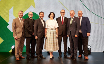 bmann des Raiffeisenverbandes Salzburg (RVS) Erich Zauner, Geschäftsführer der Raiffeisen Lagerhaus Salzburg GmbH (RLS) Martin Schiller, RWA-Vorstandsmitglied Christoph Metzker, Mitglied der RVS-Geschäftsleitung Anna Doblhofer-Bachleitner, RWA-Vorstandsvorsitzender Johannes Schuster, Raiffeisen-Generalanwalt Erwin Tinhof und RWA-Aufsichtsratsvorsitzender Michael Göschelbauer