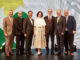 Lagerhaus-Verbund rückt näher zusammen bmann des Raiffeisenverbandes Salzburg (RVS) Erich Zauner, Geschäftsführer der Raiffeisen Lagerhaus Salzburg GmbH (RLS) Martin Schiller, RWA-Vorstandsmitglied Christoph Metzker, Mitglied der RVS-Geschäftsleitung Anna Doblhofer-Bachleitner, RWA-Vorstandsvorsitzender Johannes Schuster, Raiffeisen-Generalanwalt Erwin Tinhof und RWA-Aufsichtsratsvorsitzender Michael Göschelbauer