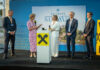 Der Gala-Abend im Hangar-7 war auch gemeinsame Bühne für die Raiffeisensponsoren des Salzburg Summit: Stefan Sandberger, Valerie Brunner (mit Moderatorin Karin Prähauser), Heinz Konrad und Martin Hauer.