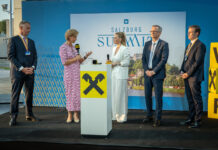 Der Gala-Abend im Hangar-7 war auch gemeinsame Bühne für die Raiffeisensponsoren des Salzburg Summit: Stefan Sandberger, Valerie Brunner (mit Moderatorin Karin Prähauser), Heinz Konrad und Martin Hauer.