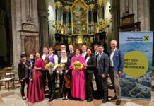 Klangvolle Förderung Gemeinderätin Maria Weißenböck, Querflötistin Carolin Ratzinger, Gemeinderat Wolfgang Labenbacher, Violinist Julian Waldner, Vize-Bgm. Christian Buxhofer, Bratschistin Magdalena Rychetsky, Pater Hermann Schöppe, Dirigentin Karen De Pastel, Florian Pejrimovsky, Bezirkshauptfrau Heidelinde Grubhofer, Bgm. Manuel Aichberger, Nationalratsabgeordneter Fritz Ofenauer und Roman Schlosser