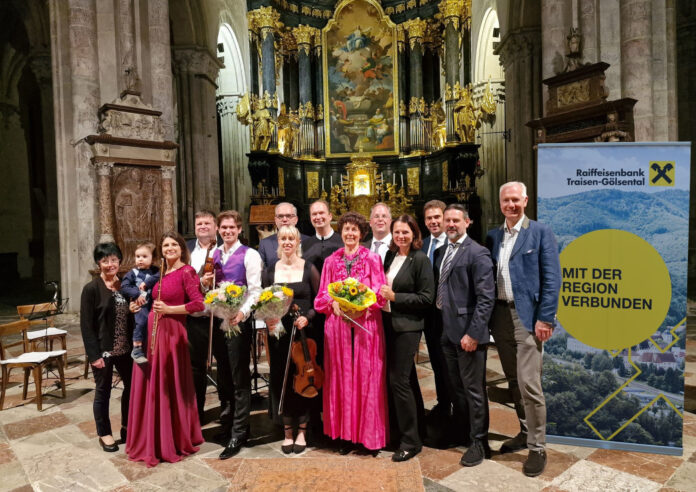 Gemeinderätin Maria Weißenböck, Querflötistin Carolin Ratzinger, Gemeinderat Wolfgang Labenbacher, Violinist Julian Waldner, Vize-Bgm. Christian Buxhofer, Bratschistin Magdalena Rychetsky, Pater Hermann Schöppe, Dirigentin Karen De Pastel, Florian Pejrimovsky, Bezirkshauptfrau Heidelinde Grubhofer, Bgm. Manuel Aichberger, Nationalratsabgeordneter Fritz Ofenauer und Roman Schlosser