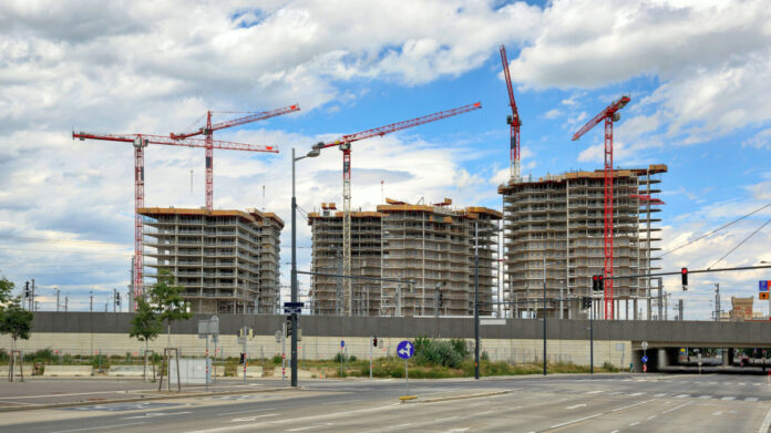 Drei im Bau befindliche Hochhäuser in Wien