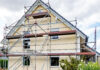 Studie: Bestand statt Neubau im Fokus Einfamilienhaus mit einem Gerüst