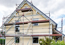 Studie: Bestand statt Neubau im Fokus Einfamilienhaus mit einem Gerüst