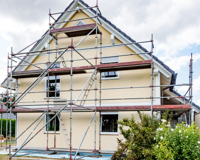 Einfamilienhaus mit einem Gerüst