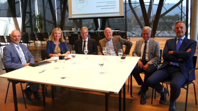 Generaldirektor Christian Tanner (Raiffeisenverband Südtirol), Präsidentin Monica Devilli (Coopbund Alto Adige Südtirol), Obmann Herbert Von Leon (Raiffeisenverband Südtirol), Präsident Renato Dalpalù (Federazione Trentina della Cooperazione), Direktor Stefano Ruele (Coopbund Alto Adige Südtirol) und Direktor Alessandro Ceschi (Federazione Trentina della Cooperazione)