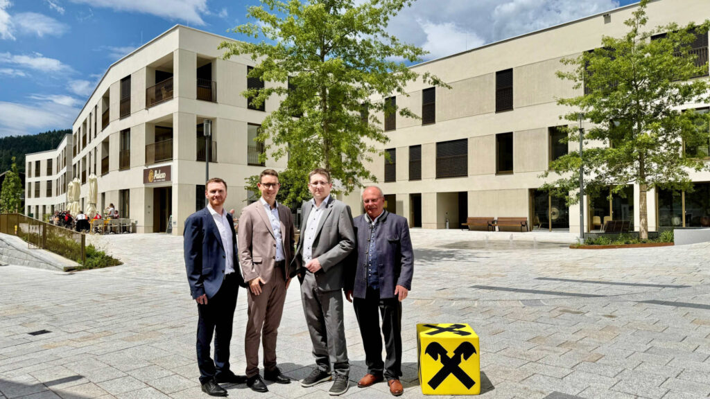 Die Vorstände Franz Hackl, Michael Schinnerl und Klemens Moßbauer freuen sich gemeinsam mit Herbert Zeitlhofer über das gelungene Regionalentwicklungsprojekt Weitblick.