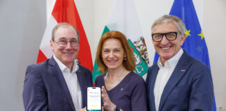 Martin Schaller, Wohnbaulandesrätin Simone Schmiedtbauer und WKO-Steiermark-Präsident Josef Herk stellten den digitalen Rechner vor.
