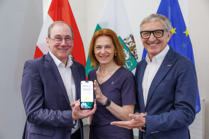 Martin Schaller, Wohnbaulandesrätin Simone Schmiedtbauer und WKO-Steiermark-Präsident Josef Herk stellten den digitalen Rechner vor.