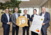 Jö-Partnerschaft ausgeweitet Nikolai Scheurecker und Alexander Merklein (Geschäftsführer Jö Bonus Club), Martin Hauer (Generaldirektor Raiffeisen NÖ-Wien), Hermine Hummel (Geschäftsleiterin Raiffeisenbank im Thayatal) und Andreas Korda (Obmann Geschäftsleitervereinigung Niederösterreich und Geschäftsleiter Raiffeisenbank Korneuburg)