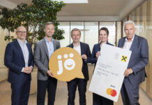 Jö-Partnerschaft ausgeweitet Nikolai Scheurecker und Alexander Merklein (Geschäftsführer Jö Bonus Club), Martin Hauer (Generaldirektor Raiffeisen NÖ-Wien), Hermine Hummel (Geschäftsleiterin Raiffeisenbank im Thayatal) und Andreas Korda (Obmann Geschäftsleitervereinigung Niederösterreich und Geschäftsleiter Raiffeisenbank Korneuburg)
