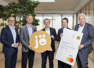 Nikolai Scheurecker und Alexander Merklein (Geschäftsführer Jö Bonus Club), Martin Hauer (Generaldirektor Raiffeisen NÖ-Wien), Hermine Hummel (Geschäftsleiterin Raiffeisenbank im Thayatal) und Andreas Korda (Obmann Geschäftsleitervereinigung Niederösterreich und Geschäftsleiter Raiffeisenbank Korneuburg)