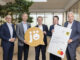 Nikolai Scheurecker und Alexander Merklein (Geschäftsführer Jö Bonus Club), Martin Hauer (Generaldirektor Raiffeisen NÖ-Wien), Hermine Hummel (Geschäftsleiterin Raiffeisenbank im Thayatal) und Andreas Korda (Obmann Geschäftsleitervereinigung Niederösterreich und Geschäftsleiter Raiffeisenbank Korneuburg)