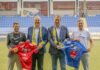 David Schreylehner (Prokurist SKN St. Pölten), Geschäftsleiter Thomas Schauer, Helge Wöll und Dietmar Wieser (Eigentümer SKN St. Pölten) freuen sich über die Zusammenarbeit.