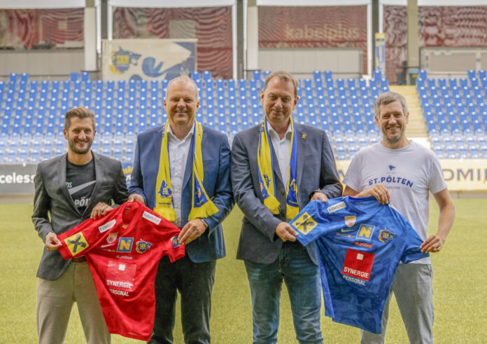 David Schreylehner (Prokurist SKN St. Pölten), Geschäftsleiter Thomas Schauer, Helge Wöll und Dietmar Wieser (Eigentümer SKN St. Pölten) freuen sich über die Zusammenarbeit.