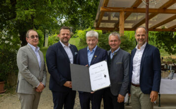 Steirisches Gold für Johann Strobl RLB-Generaldirektor Martin Schaller, RLB-Aufsichtsratspräsident Franz Pichler, Johann Strobl, Verbandsobmann Franz Titschenbacher und Verbandsdirektor Peter Weissl
