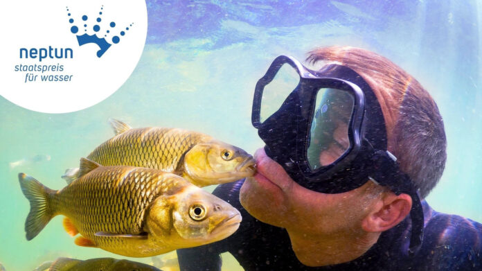 Suhet des Staatspreis, Taucher küsst zwei Fische