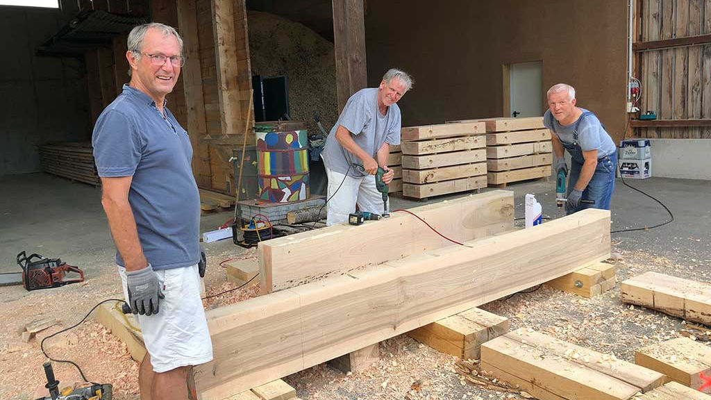 Hans Moser (links) gehörte zu jenen Genossenschaftern, die bei der Sanierung selbst Hand anlegten.