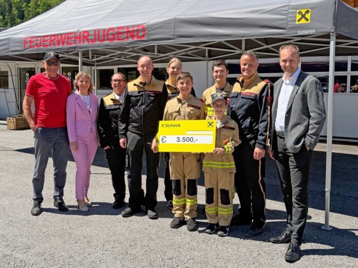 Gruppenbild der Scheckübergabe