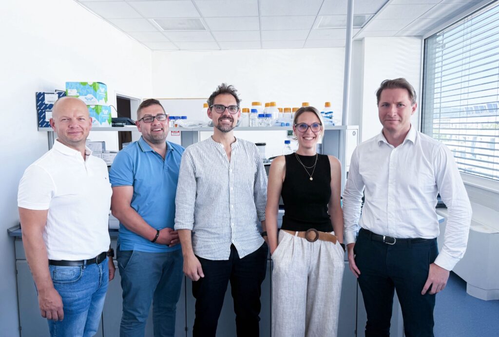 Bernhard Wimmer (links) und Bernhard Tomasi (rechts) mit den Verantwortlichen von Feragen: Thomas Heinzmann sowie das Gründerpaar Michael und Anja Geretschläger
