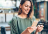E-Commerce: Das Smartphone als Einkaufswagen Frau mit einem Smartphone und einer Kreditkarte in der Hand