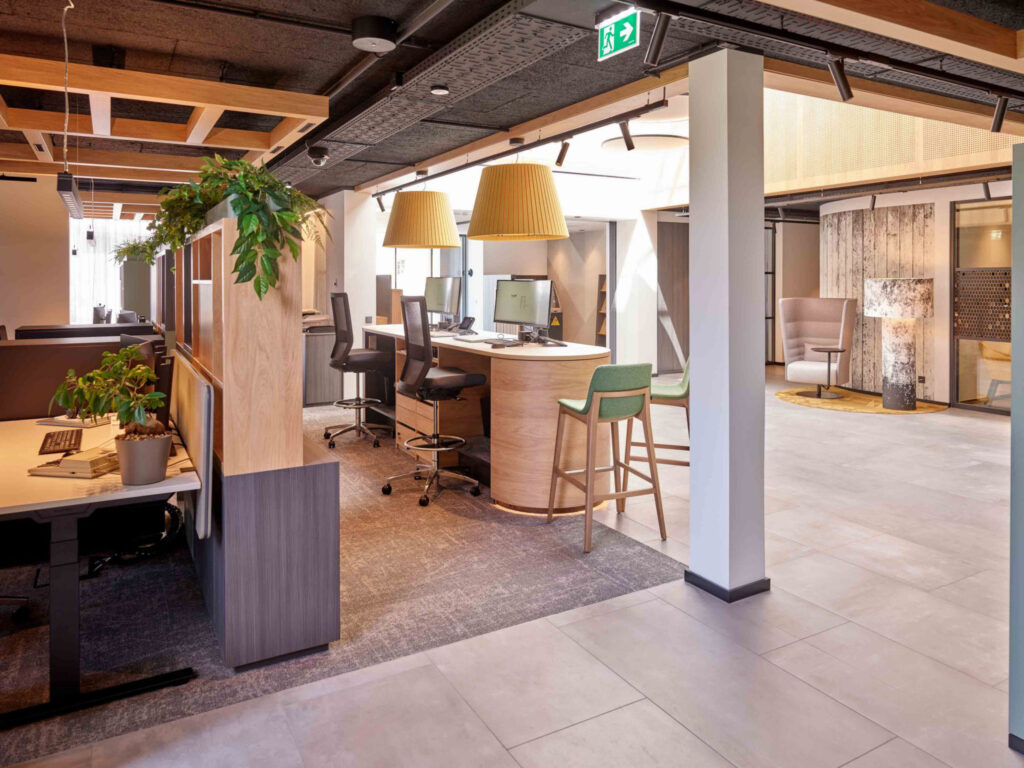 Die neue Bankstelle von innen, Welcome Desk von hinten
