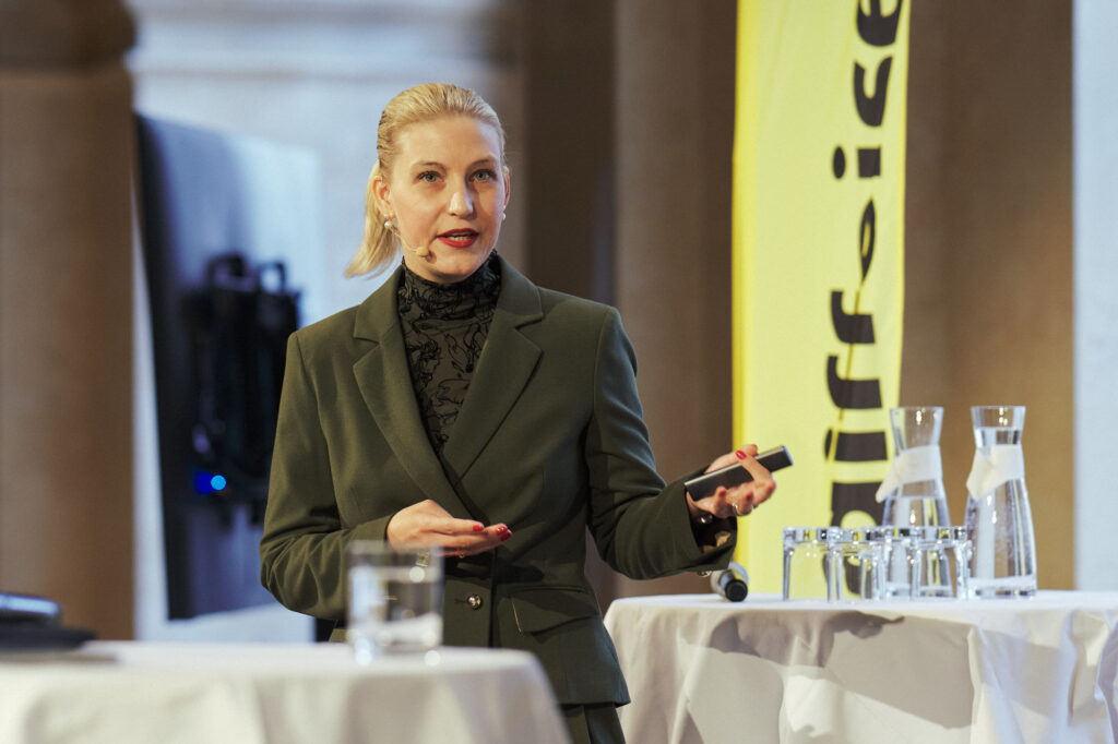 KI-Expertin Viktoria Schäfer bei der Dachverbandstagung 2026