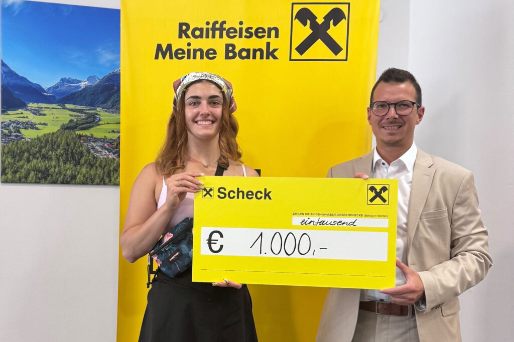 Thomas Fiegl, Leiter der Bankstelle Längenfeld, überreichte Desiree Schöpf den Spendenscheck über 1.000 Euro.